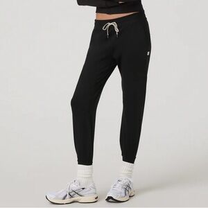 Vuori's Women's Black Performance Jogger LT